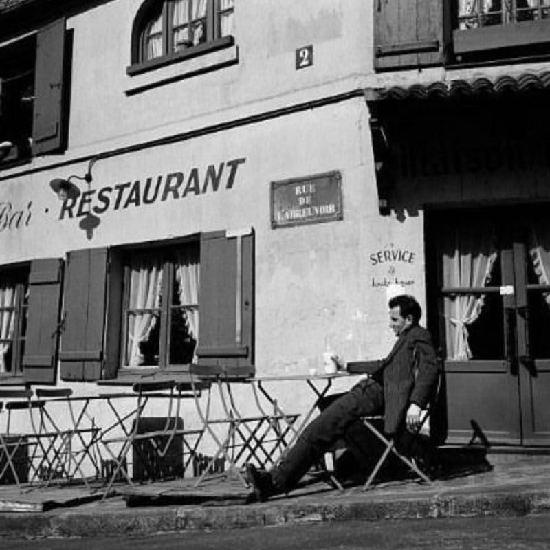 charles aznavour montmartre maison rose